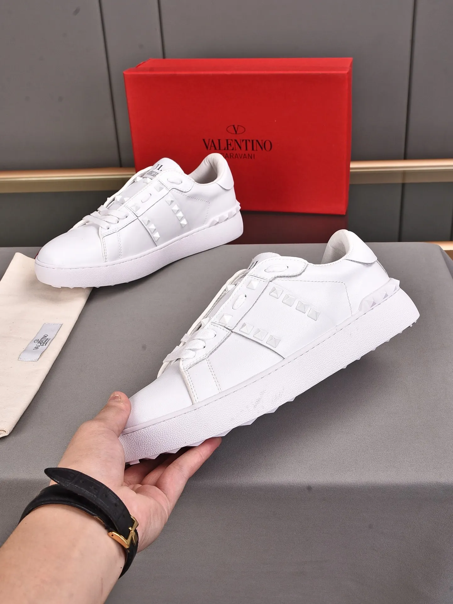 Men's shoes 440💰 (men and women couples) Valentino classic color matching series casual shoes. Made with heavy craftsmanship, good products pay attention to every detail. A must-have trendy item that can be worn all year round, it has been worn by many celebrities and Internet celebrities~~Imported cowhide surface, unique design concept, sheepskin lining, counter quality. Women’s clothing 35-40. Men’s clothing 39-44, 45-46 (returns and exchanges are not supported for custom-made items)